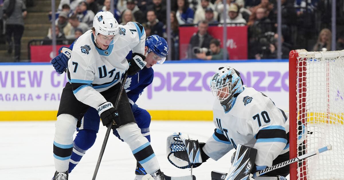 Utah Hockey Club walks to arena after bus gets stuck in Toronto traffic  WSOC TV [Video]