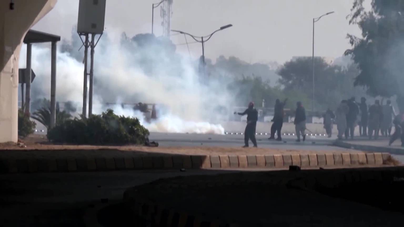 Video: Multiple dead in Pakistan as Khan supporters clash with police [Video]