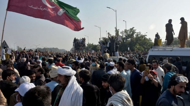 Security forces in Pakistan launch operation to disperse Imran Khan