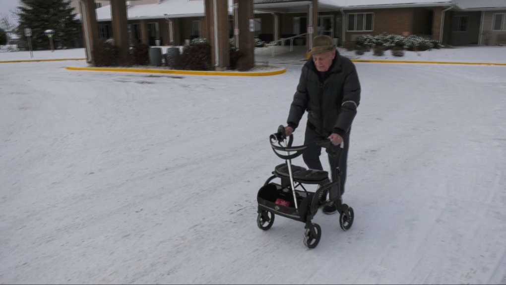 100-year-old Winnipeg man continues to make trek to visit his wife [Video]