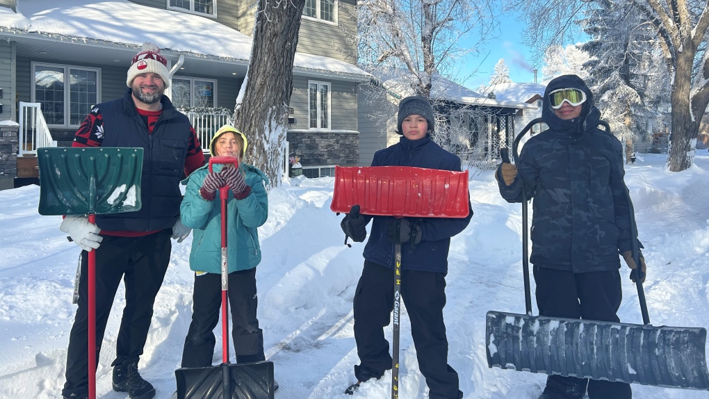 Saskatoon students help neighbours clearing snow [Video]