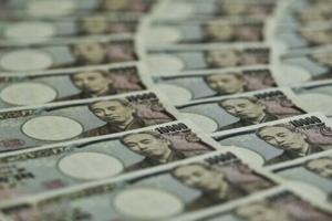 Yen rallies on rate hike bets as equity markets swing [Video]