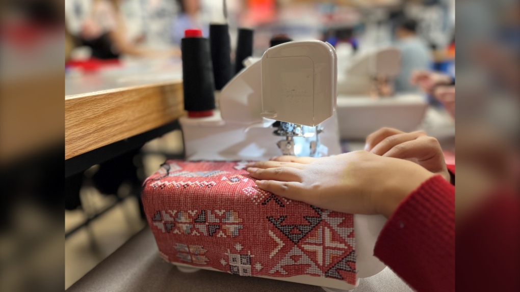 Grant Park High School students making dozens of toques for those in need [Video]