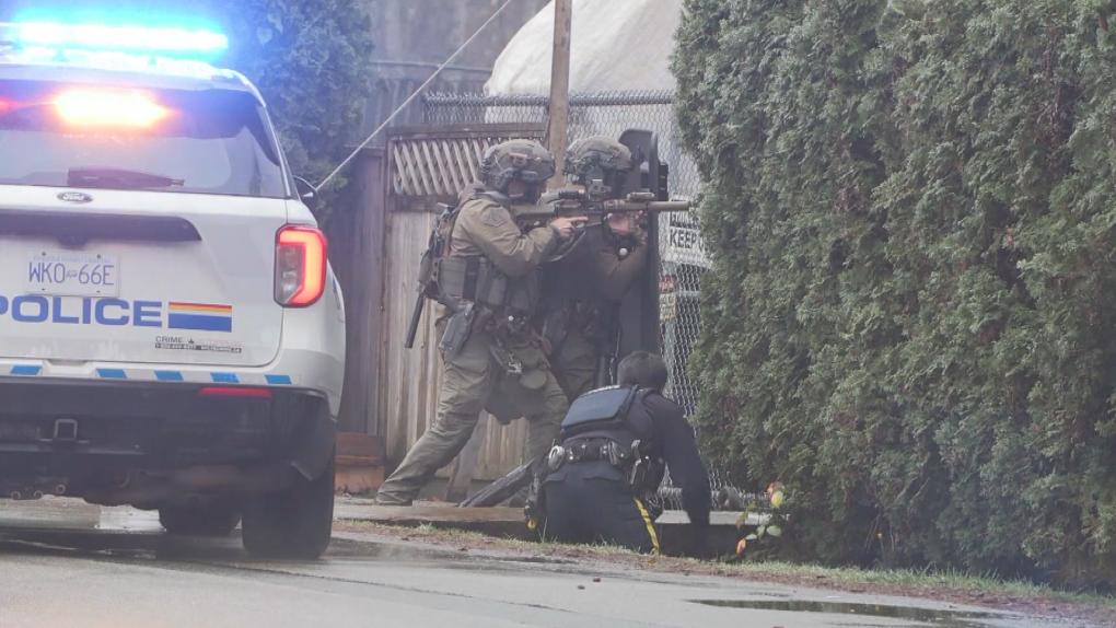 Allegedly armed suspect arrested in Surrey [Video]