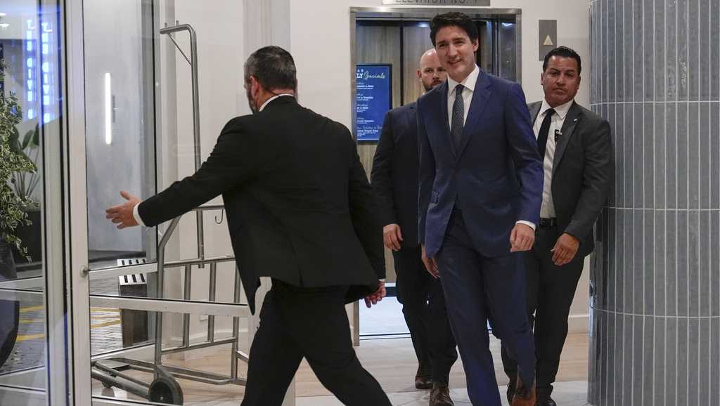 Canadian Prime Minister Trudeau flies to Florida to meet with Trump on tariffs threat, reports say [Video]