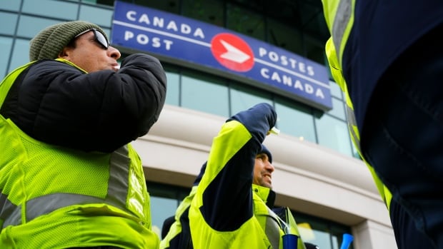 Union files labour complaint against Canada Post over layoffs of striking workers [Video]