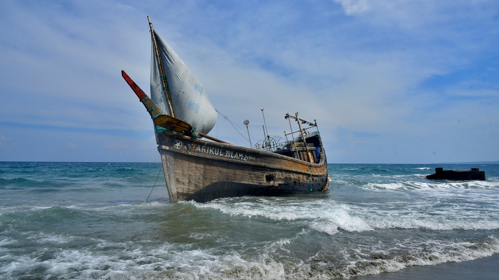 Rohingya refugees rescued by Indonesian fishermen [Video]