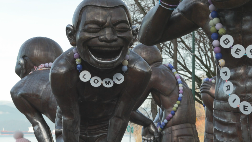 Vancouver Eras Tour: Laughing men statues don friendship bracelets [Video]