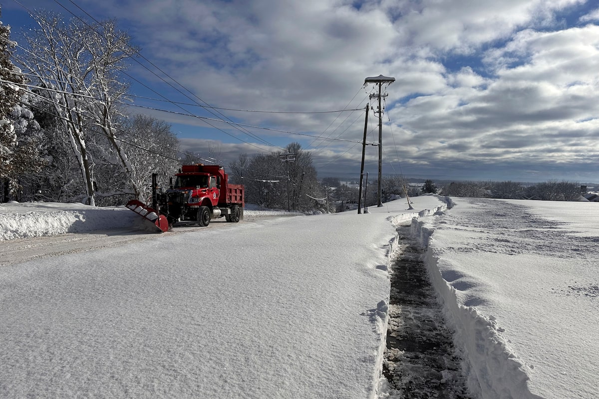 Great Lakes region faces more snow after weekend of harsh holiday weather, forecasters say [Video]