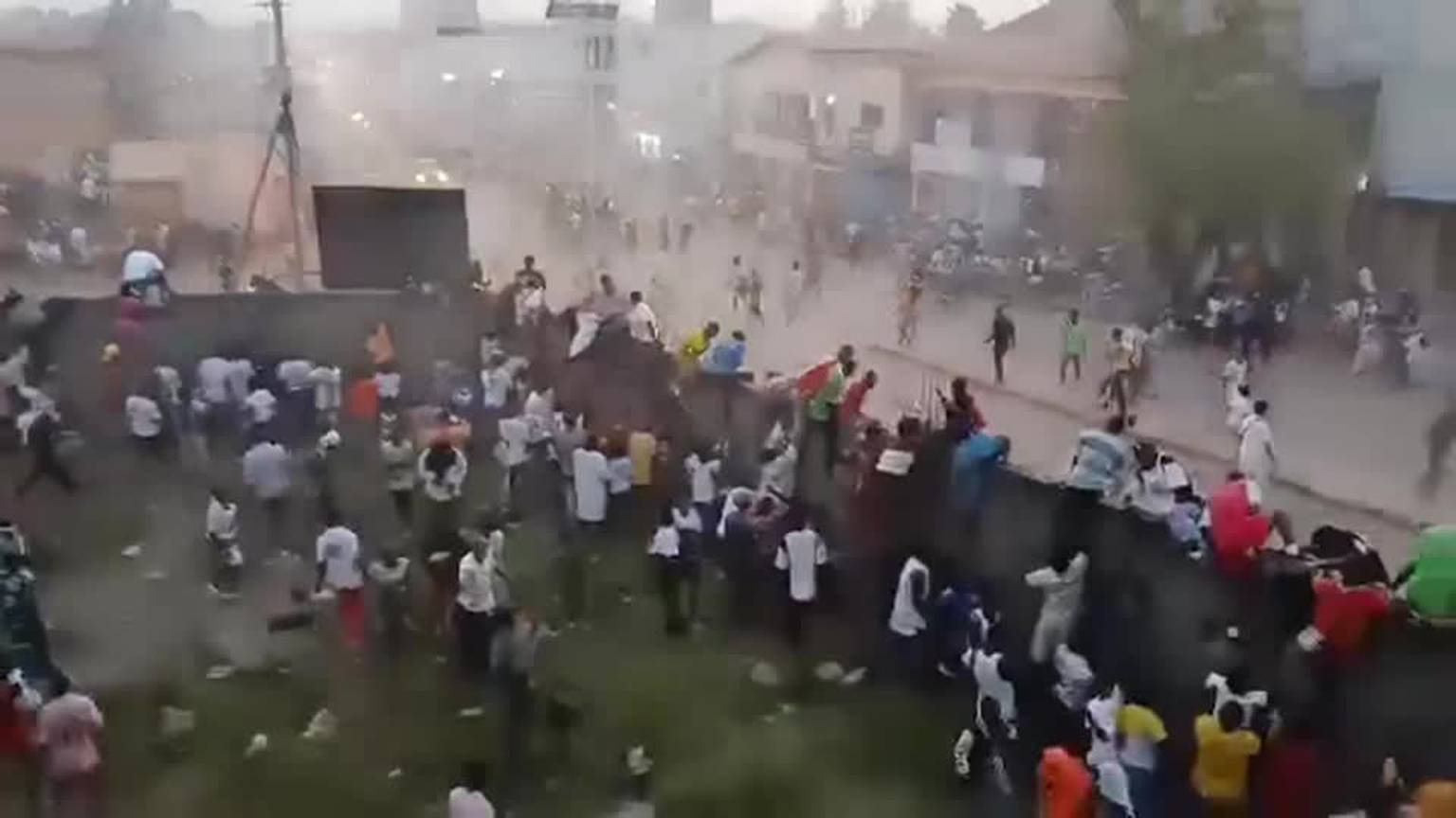 Video: Dozens feared dead in Guinea soccer crowd crush [Video]