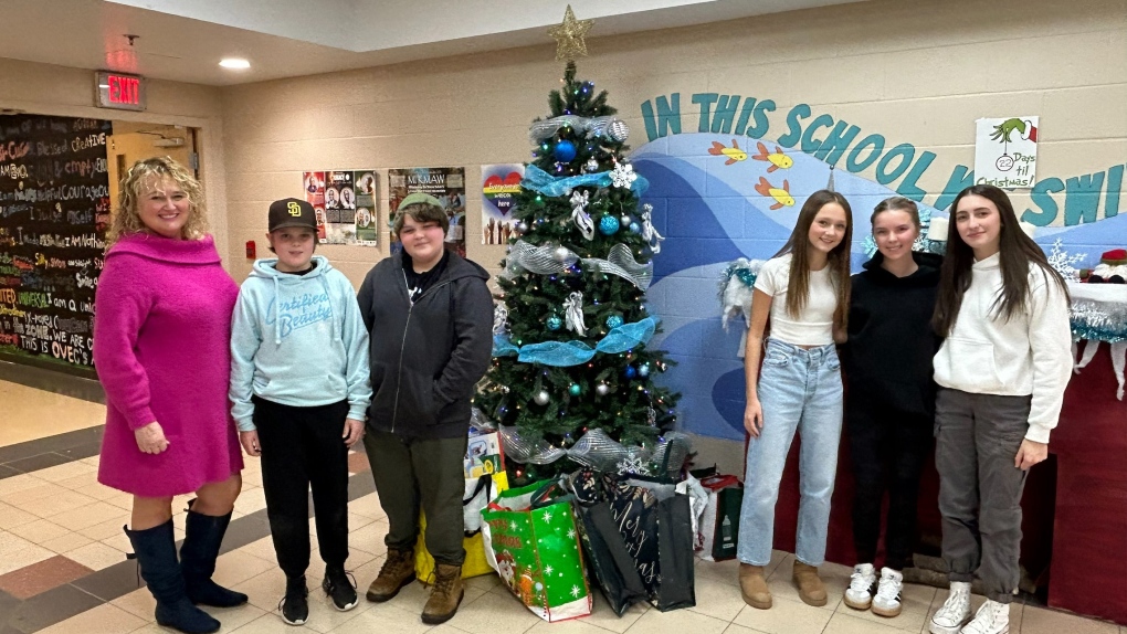 Students, teacher in N.S. play Santa role for those in need [Video]