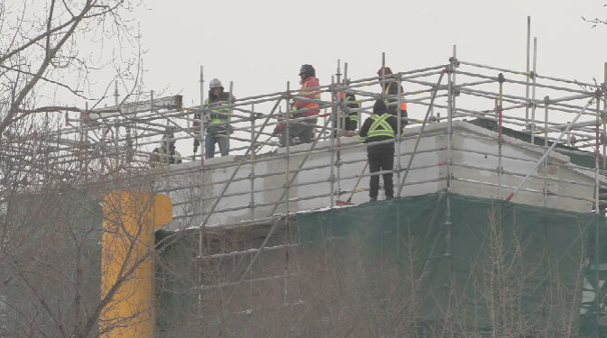 Counterweight on rail bridge coming down [Video]