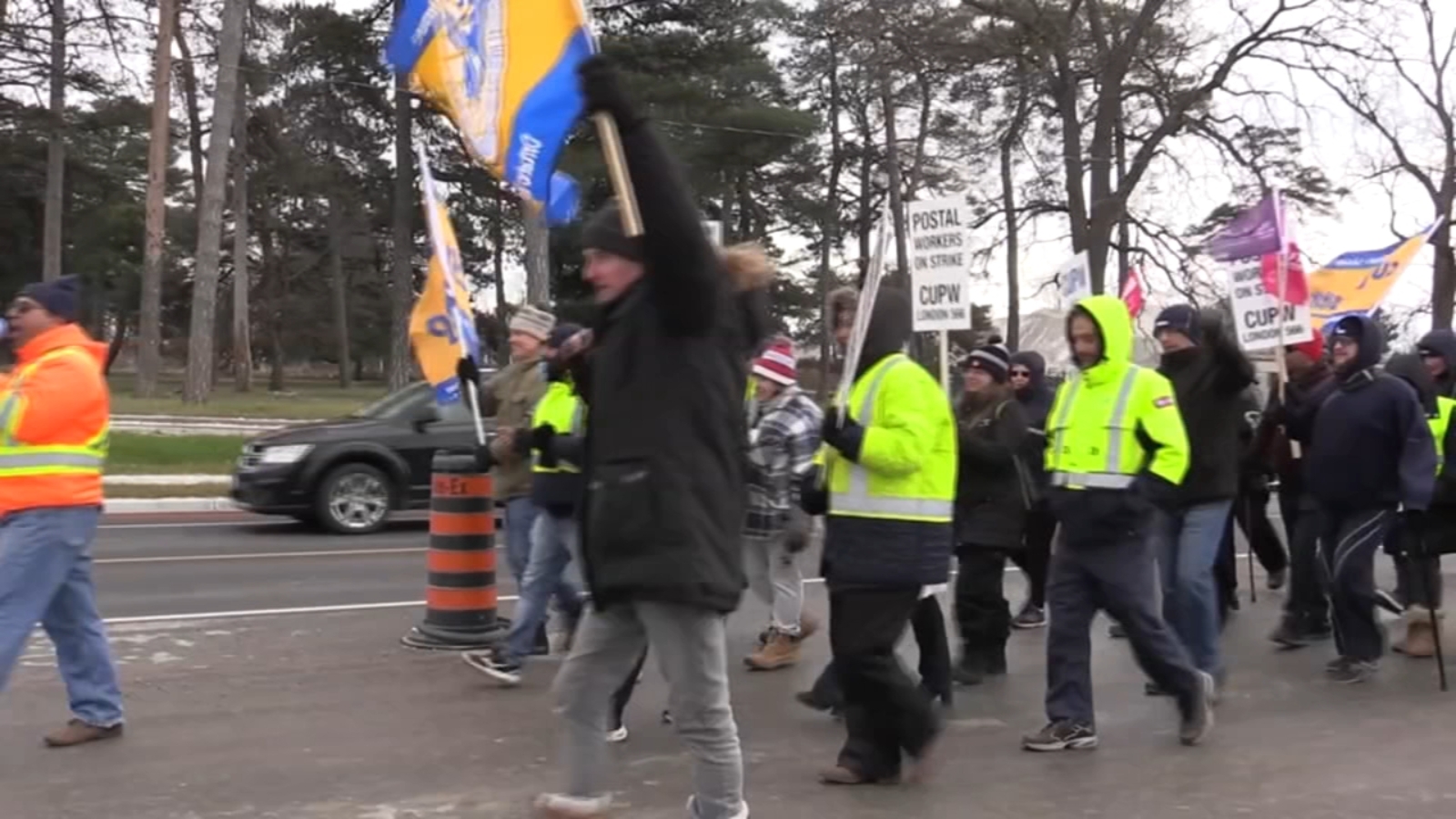 US Postal Service, or USPS, suspends mail to Canada due to strike [Video]