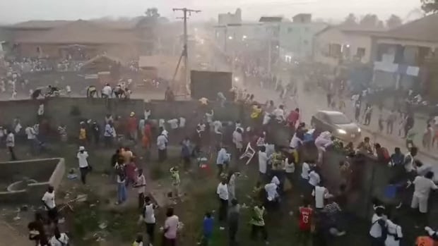 135 killed in Guinea soccer stampede, say human rights groups [Video]