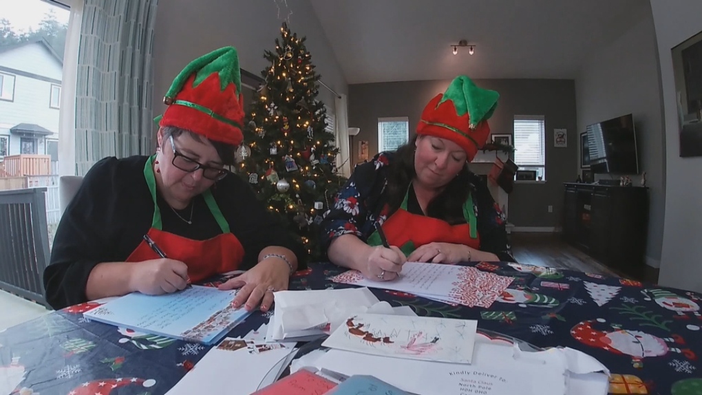 B.C. friends write and deliver letters from Santa during postal strike [Video]