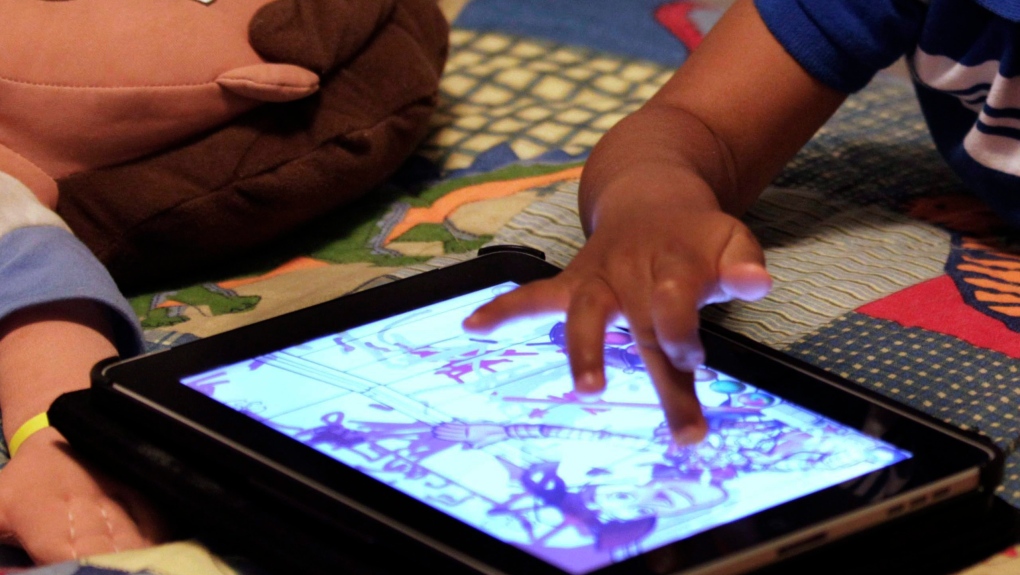 The majority of 17-month-old babies in Quebec use a screen every day [Video]