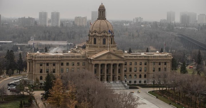 Privacy watchdog concerned as Alberta government passes bill to end fall legislature sitting [Video]