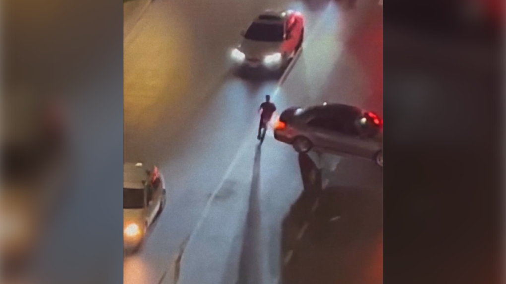 Video shows man running through Richmond traffic [Video]