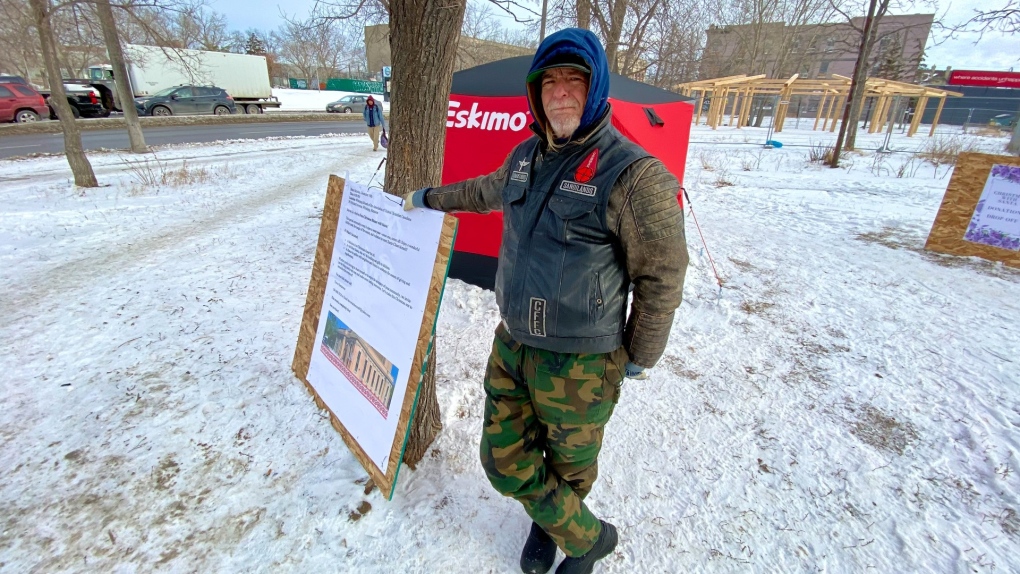 Winnipeg veteran camps out at Higgins and Main for Christmas donations [Video]