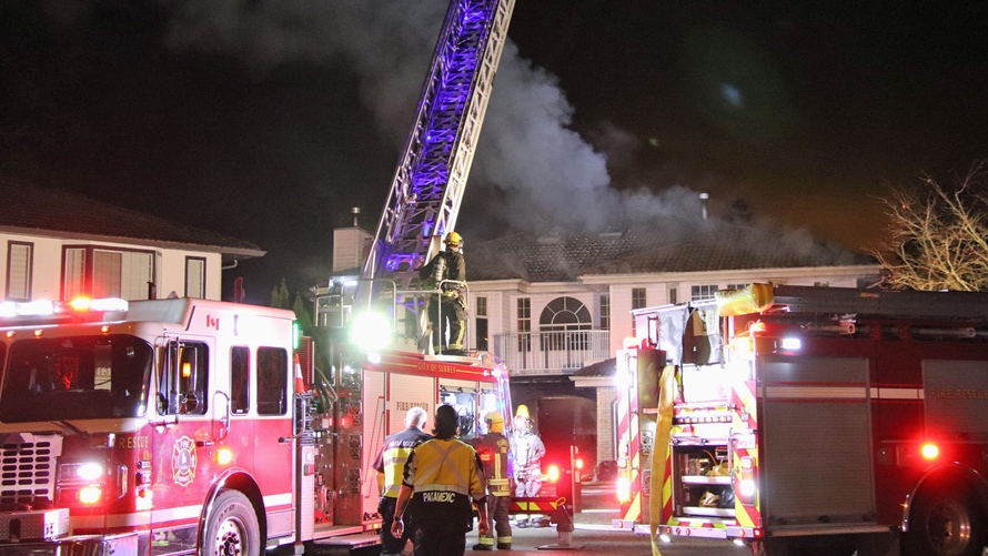 Surrey news: Residents displaced after fire at two-storey home [Video]