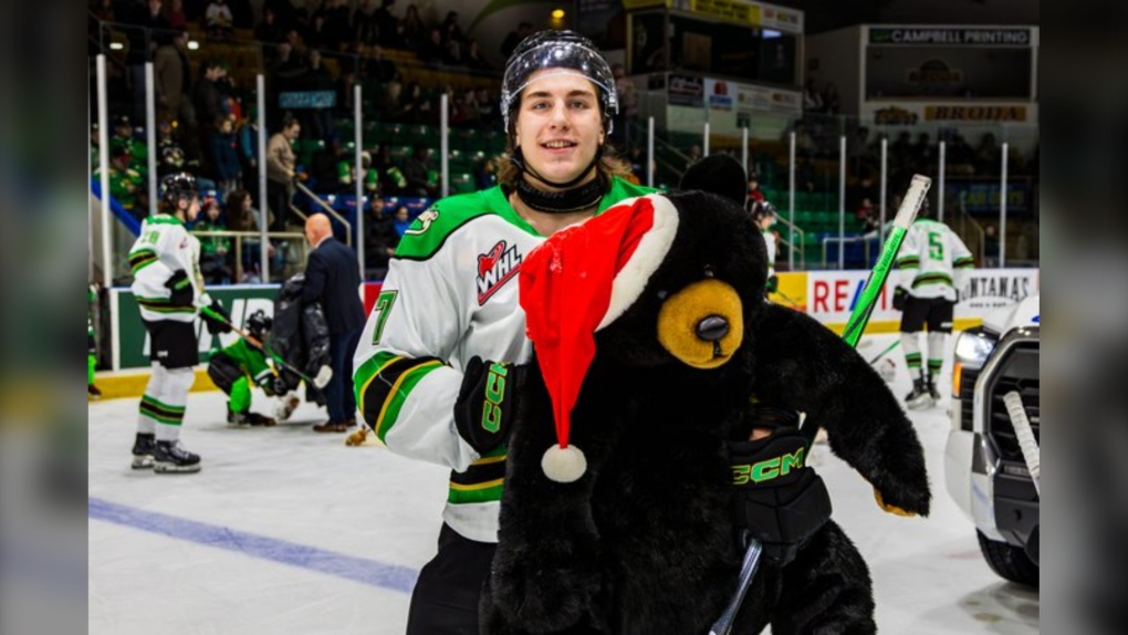 Prince Albert Raiders defeat Calgary Hitmen 4-3 [Video]