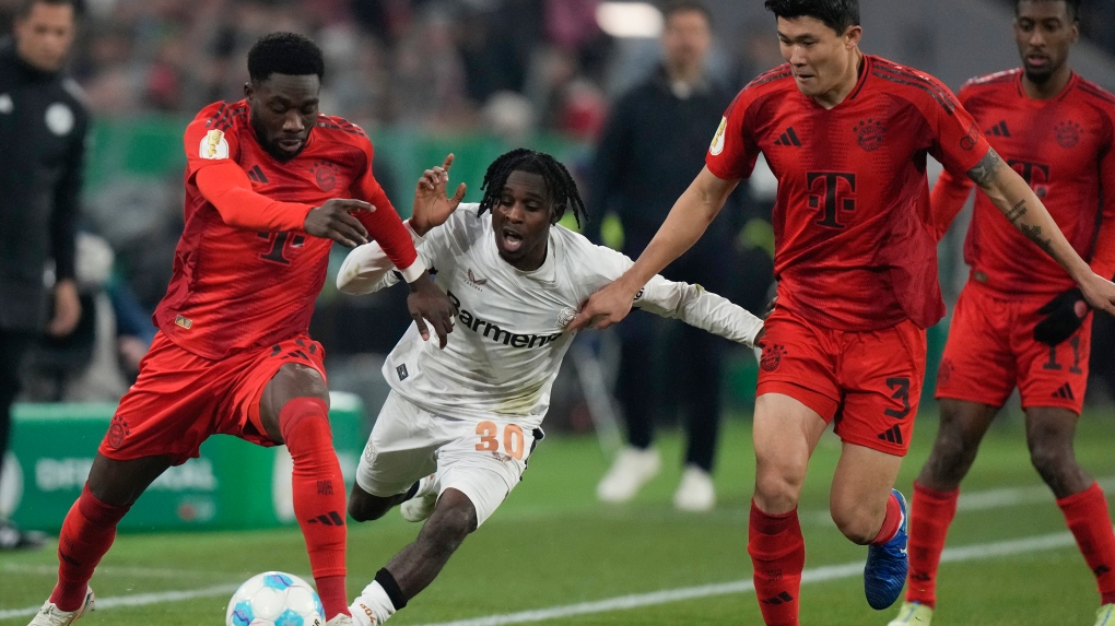 Alphonso Davies hurts hamstring playing for Bayern [Video]