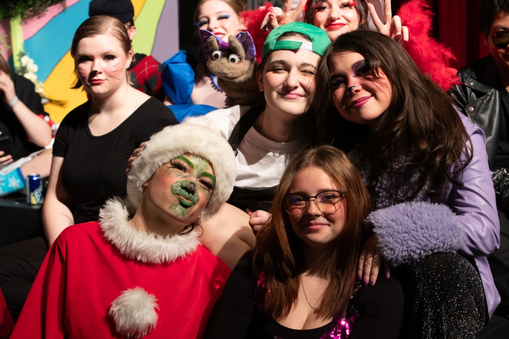 Saskatoon high school drama students prove ‘the show must go on’ [Video]