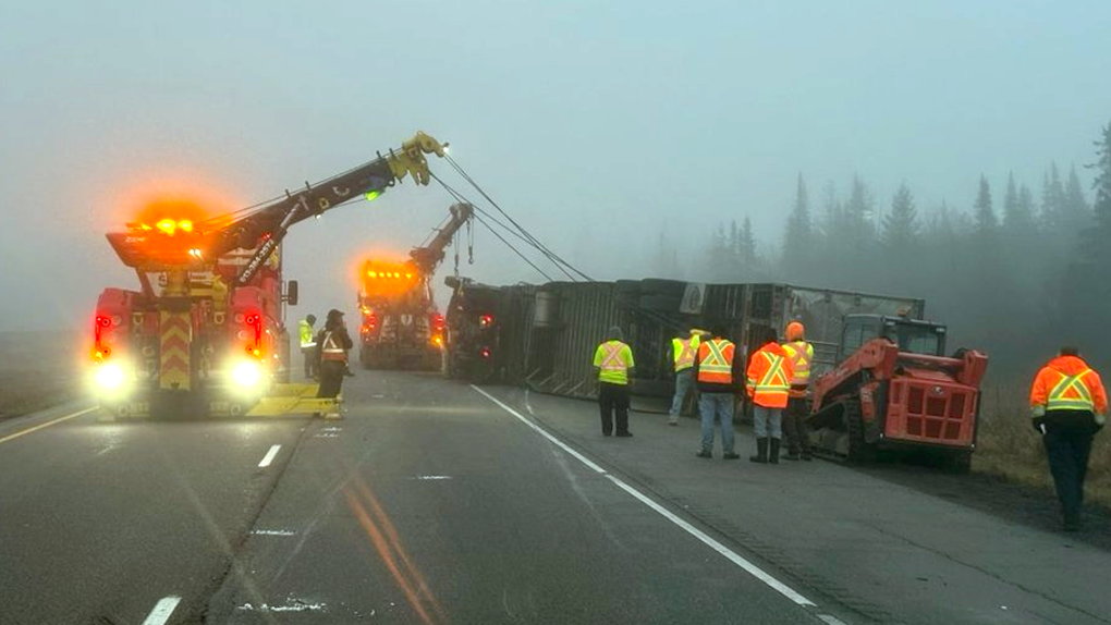 Hwy. 401 closed near Kingston on Wednesday after tomato truck flips onto its side [Video]