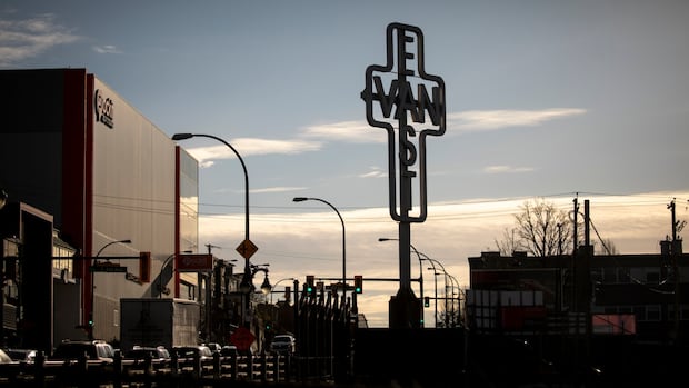 East Van Cross on the move? Council votes to explore new home for beloved artwork [Video]