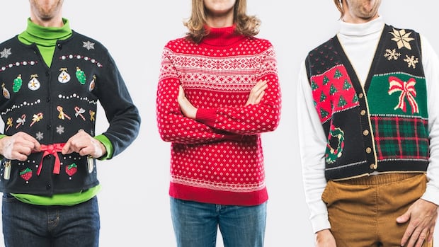 Move over, ugly Christmas sweaters. The ’90s festive turtleneck is back [Video]