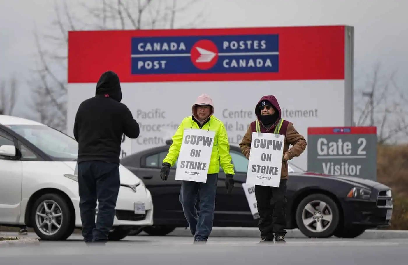 Settlement reached in complaint over Canada Post layoffs as strike hits four weeks [Video]