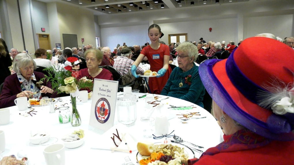 Kids serve Christmas dinner to Drumheller seniors [Video]