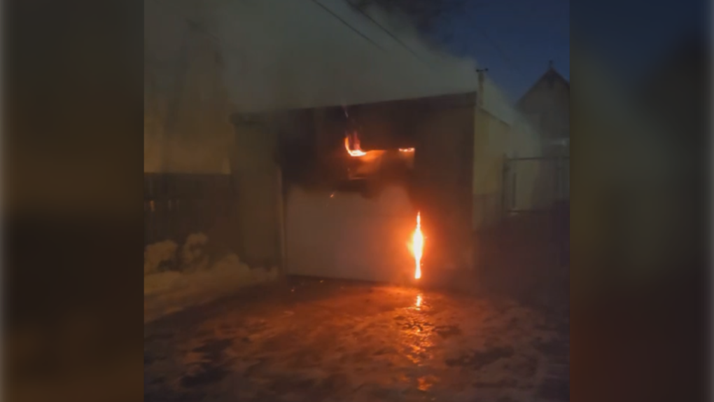 Saskatoon firefighters tackle early-morning garage fire [Video]