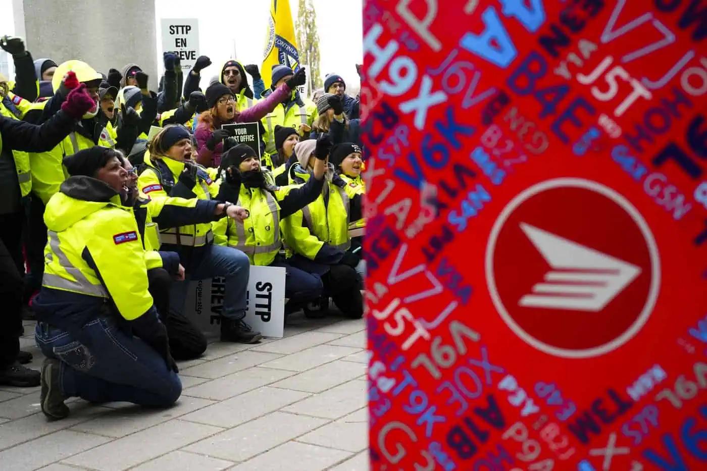 Mail could resume soon as feds ask labour board to intervene in Canada Post strike [Video]