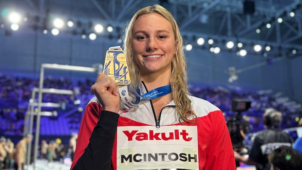 Summer McIntosh wins 3rd gold medal with another world-record performance at short course swim worlds [Video]