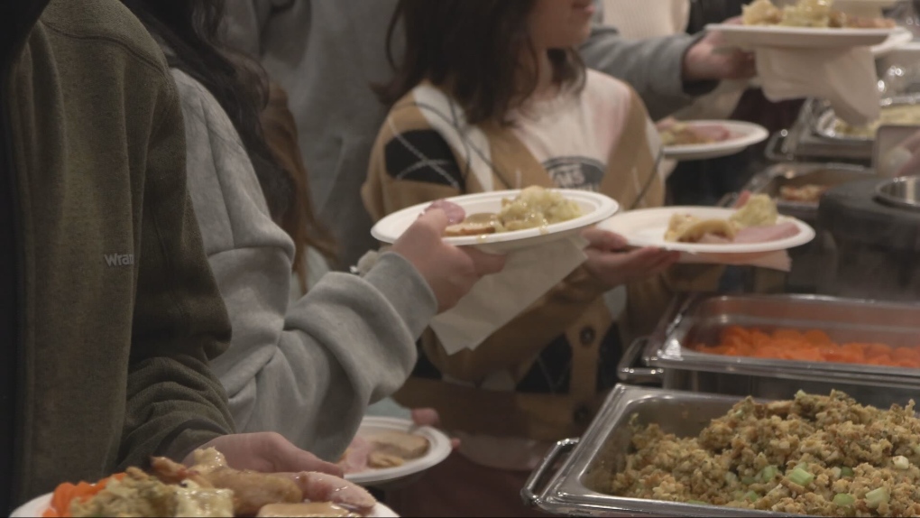 Hundreds turn up for free Christmas dinner organized by Winnipeg veteran [Video]