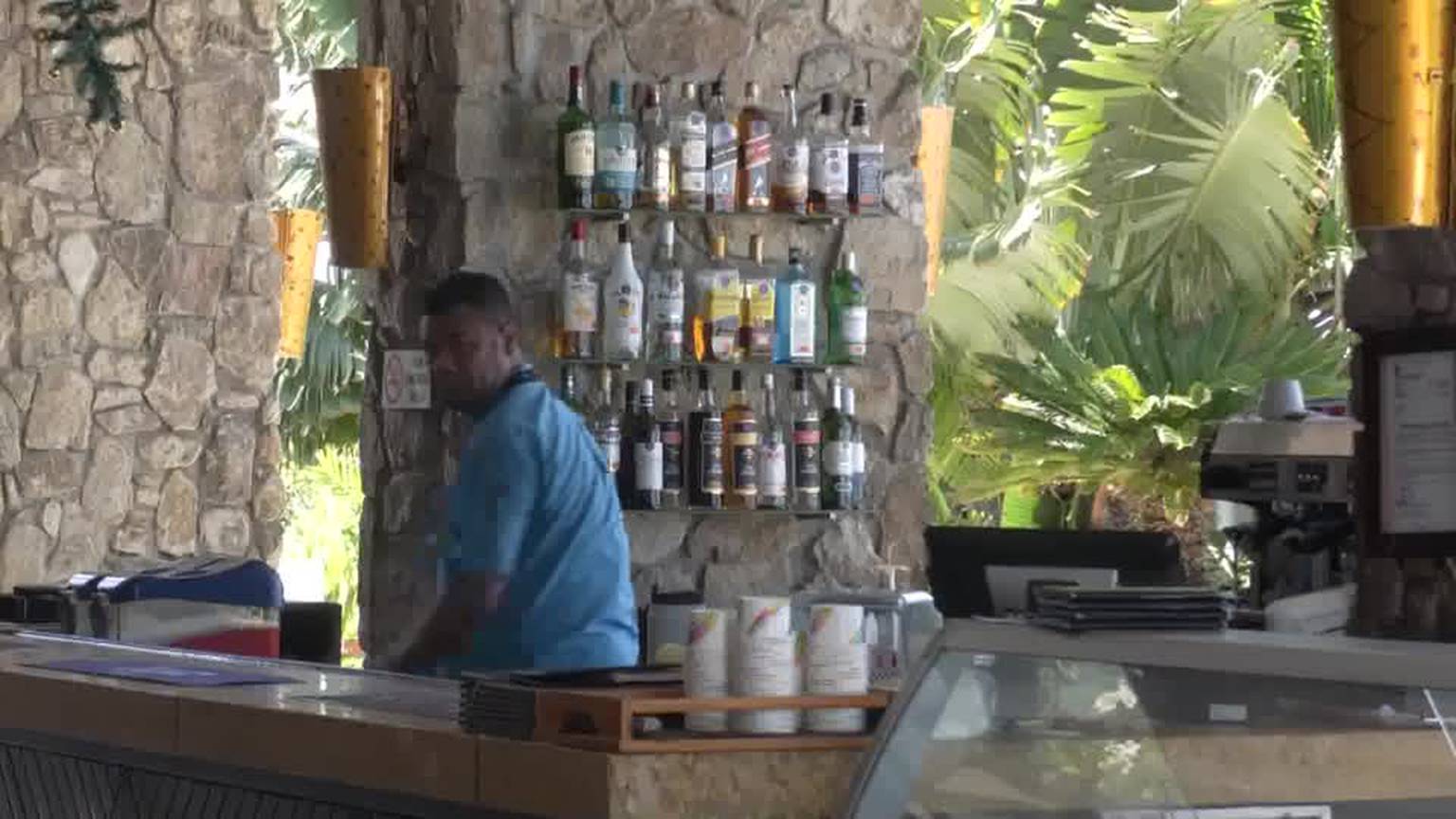 Video: Tourists hospitalized in Fiji from suspected alcohol poisoning [Video]