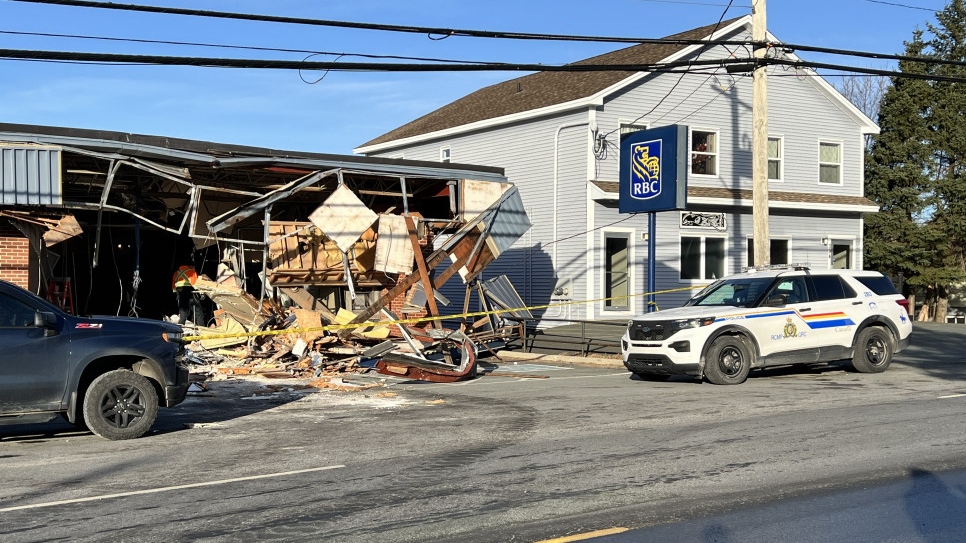 RBC bank: Backhoe used to tear the front off Newfoundland bank [Video]