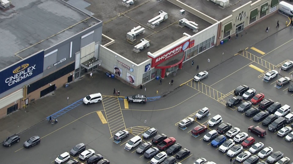 Jewelry store robbed at Torontos Fairview Mall, 6 suspects at-large [Video]