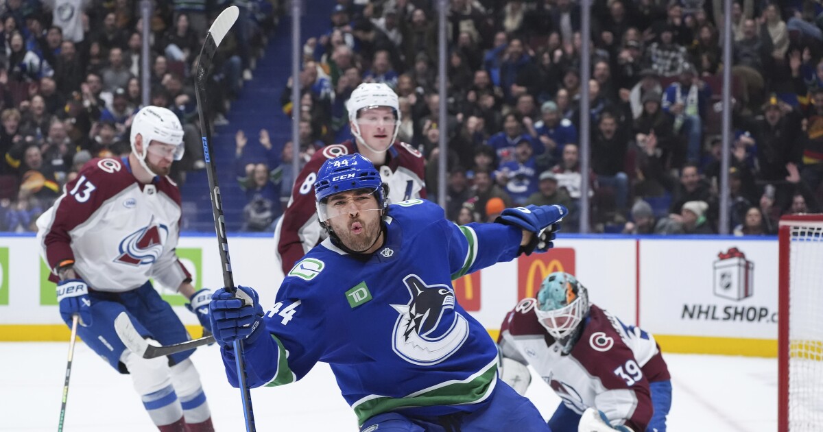 Kiefer Sherwood has 1st NHL hat trick as Canucks beat Avalanche 3-1 [Video]