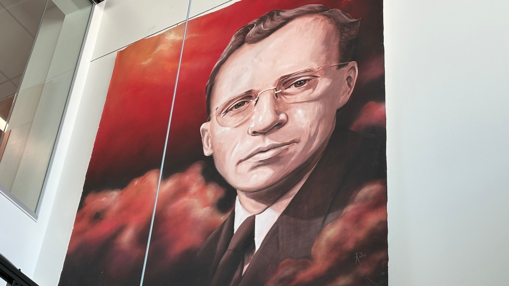 Tommy Douglas mural in Weyburn Art Gallery made by unknown artist [Video]