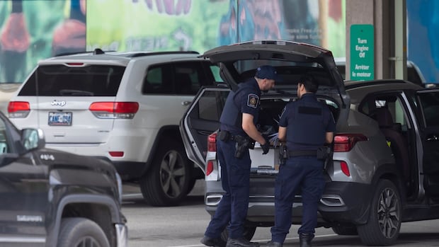 Ottawa proposes 24/7 surveillance of Canada-U.S. border, new ‘strike force’ to stave off tariff threat [Video]