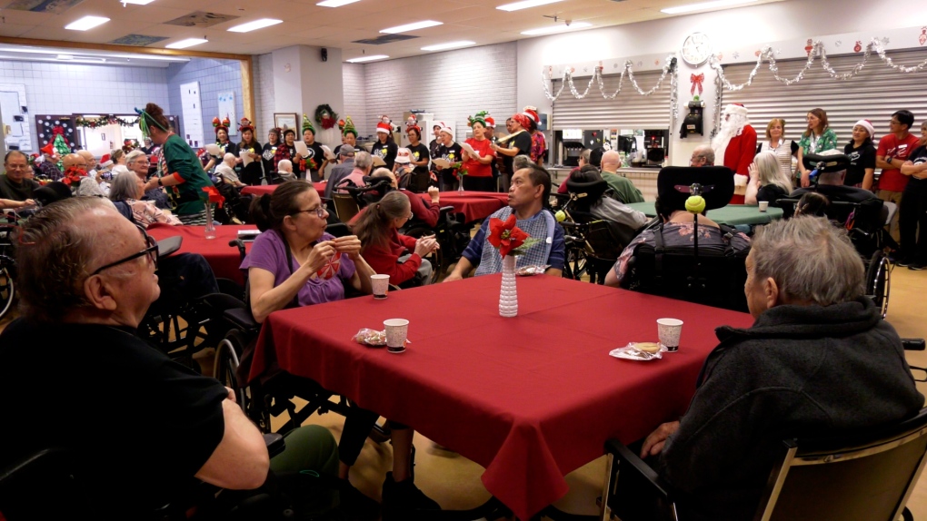 Saskatoon group brings holiday joy to seniors [Video]