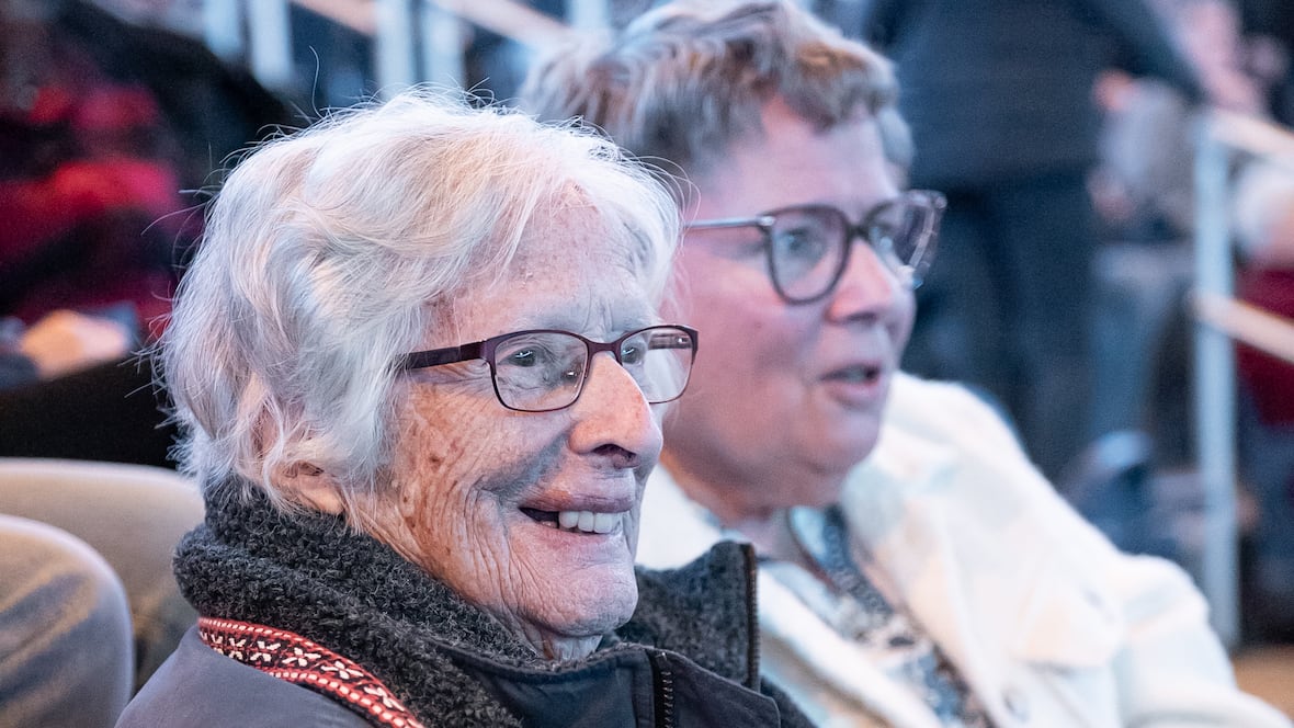 101-year-old’s lifelong wish to see Stars on Ice granted [Video]