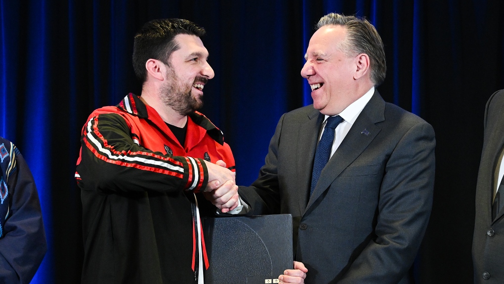 Francois Legault and Mohawk grand chief Cody Diabo sign a declaration of mutual respect [Video]