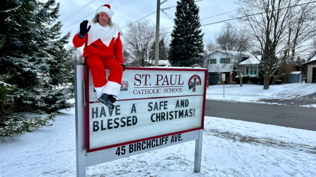 School custodian stages surprise for Kitchener, Ont. students ahead of holiday break [Video]