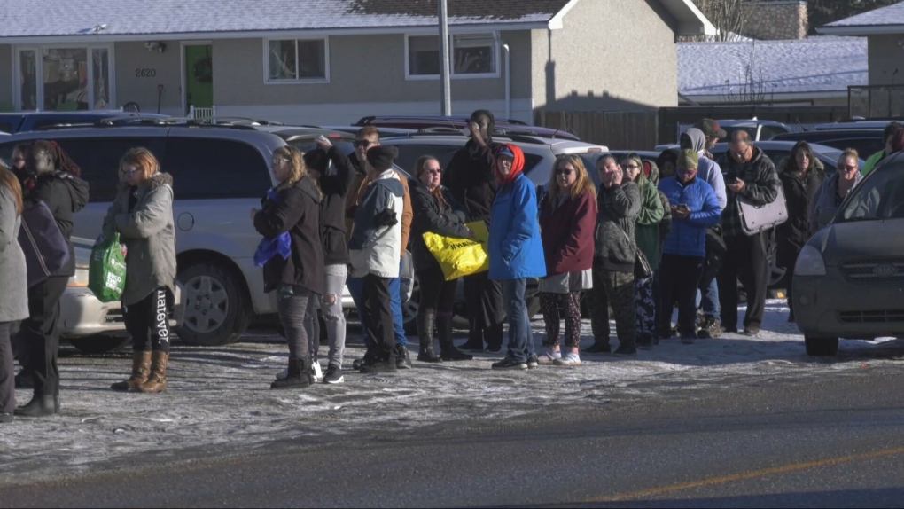 250 free turkeys and fixings handed out to Calgarians in need [Video]