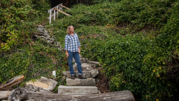 West Vancouver sells public beach access to private buyer [Video]