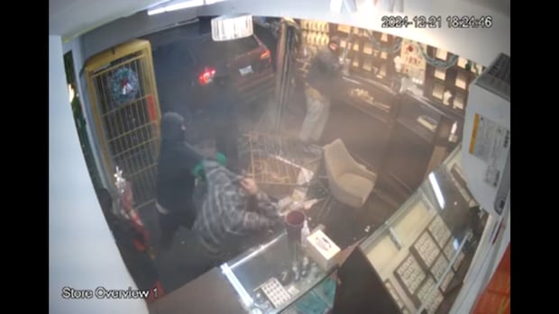 Owner of Montreal jewelry store fights back after thieves crash car through shop in brazen robbery [Video]