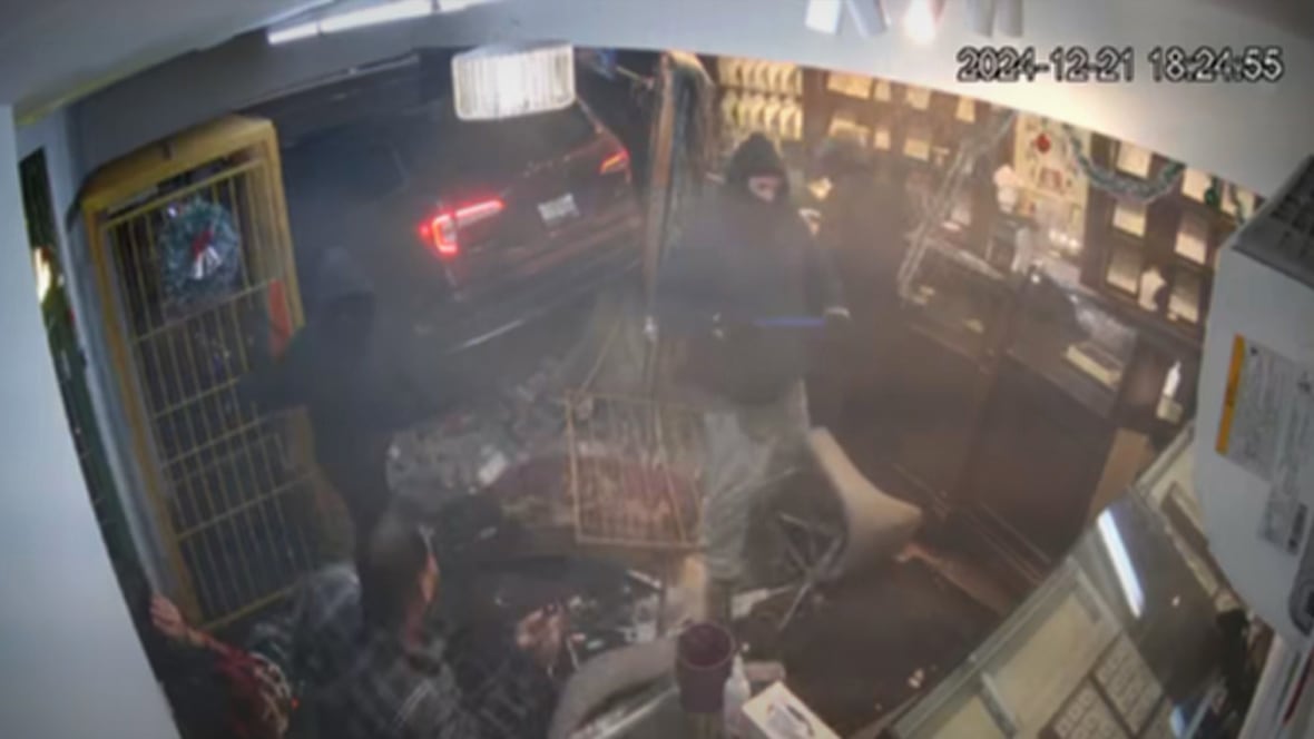 Montreal jewelry store owner tries to fight off robbers [Video]